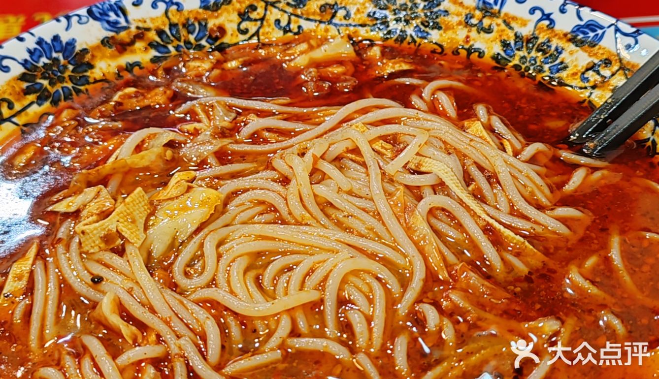 这米线的量大到让我【跪地求饶】[皱眉]