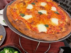 马苏里拉披萨-WOLFGANG PUCK KITCHEN & BAR(迪士尼小镇店)