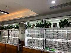 -视野联行眼镜•蔡司•依视路(温江店)