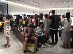 -URBAN REVIVO(高德置地广场·春广场店)