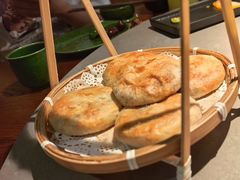 现烤玫瑰花饼-花菇朵·云山雀 ll 野生菌锅·野果酸汤·精品滇菜(万柳店)