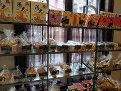 面包甜点陈列柜-东海咖啡馆