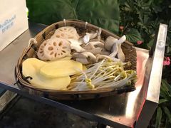 -茅草房·河畔园林火锅