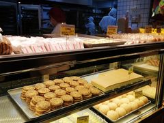 面包甜点陈列柜-鲍师傅糕点(江苏路店)