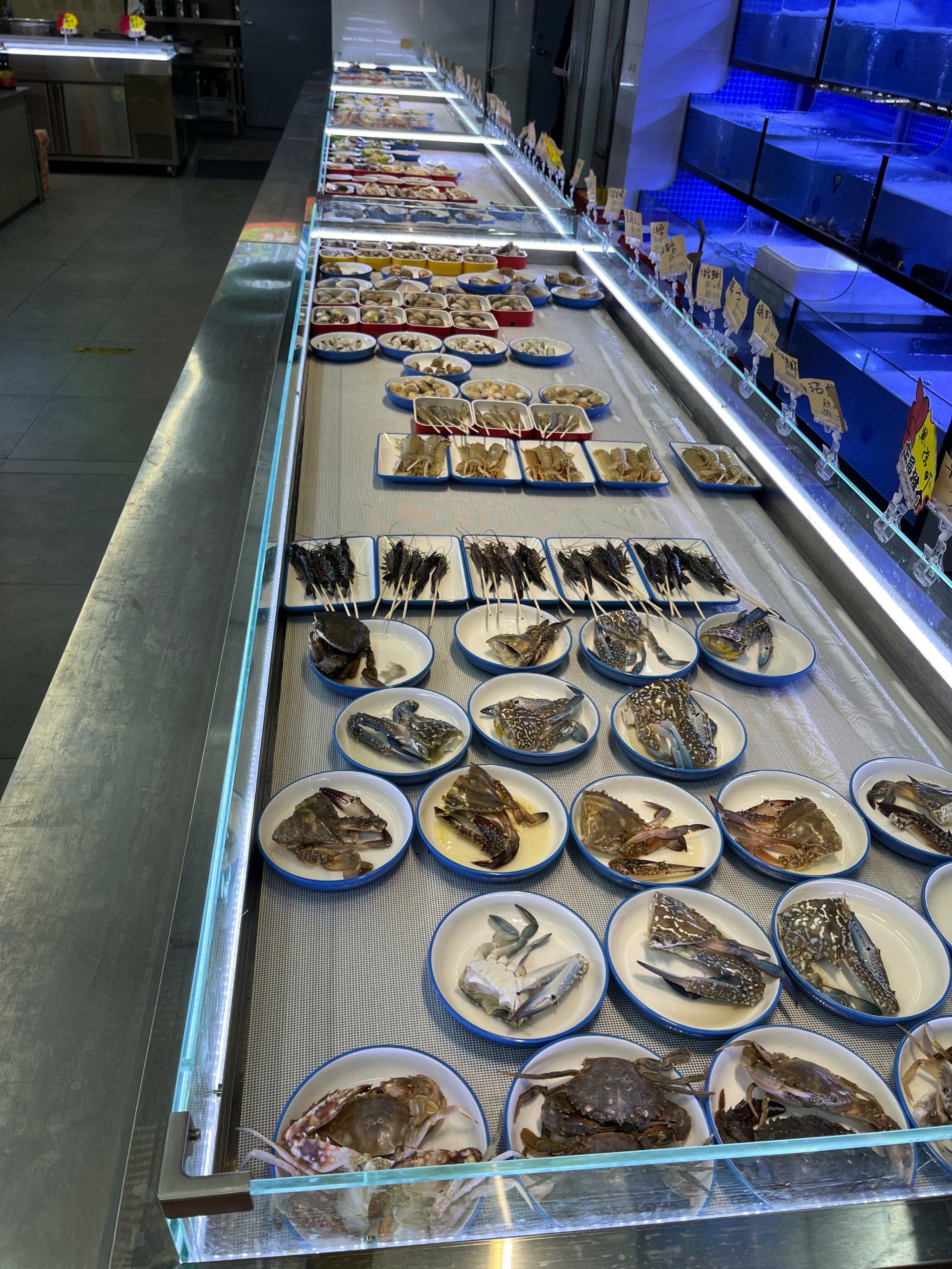 吃多少拿多少的海鲜大排档