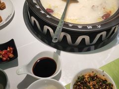 -洪氏嗨捞·广东猪肚鸡·椰子鸡火锅(西咸万象城店)