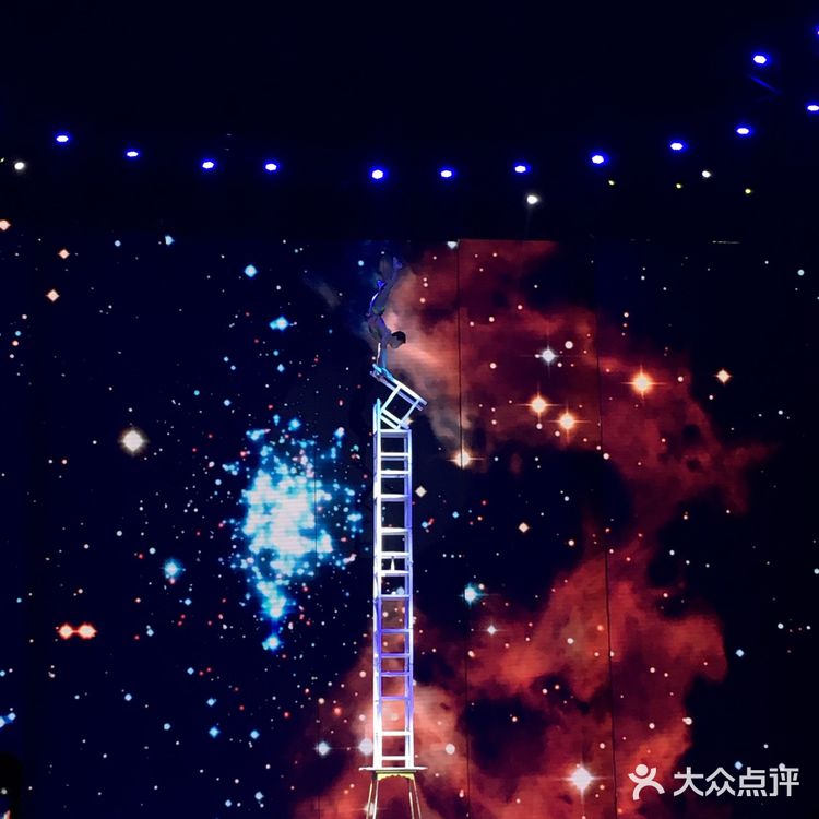 跟团游中的杂技表演，以前都是在电视上看到的