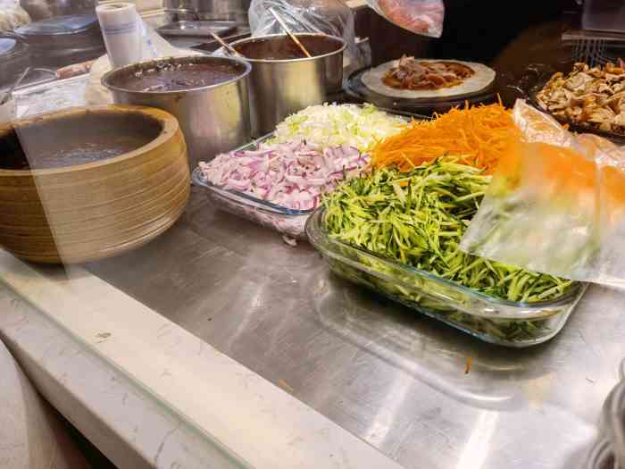 鸭肉卷饼(秋林公司店)-"位于李家村秋林一楼的这家三顾鸭肉卷饼,可.