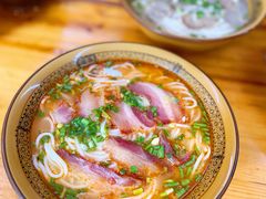 酸汤脆皮香猪-肇兴特色牛肉粉