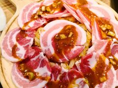 烤精选猪五花配酸菜-小米烤肉-泥炉炭烤(常营店)