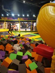 -蹦蹦跳跳(新奥购物中心店)