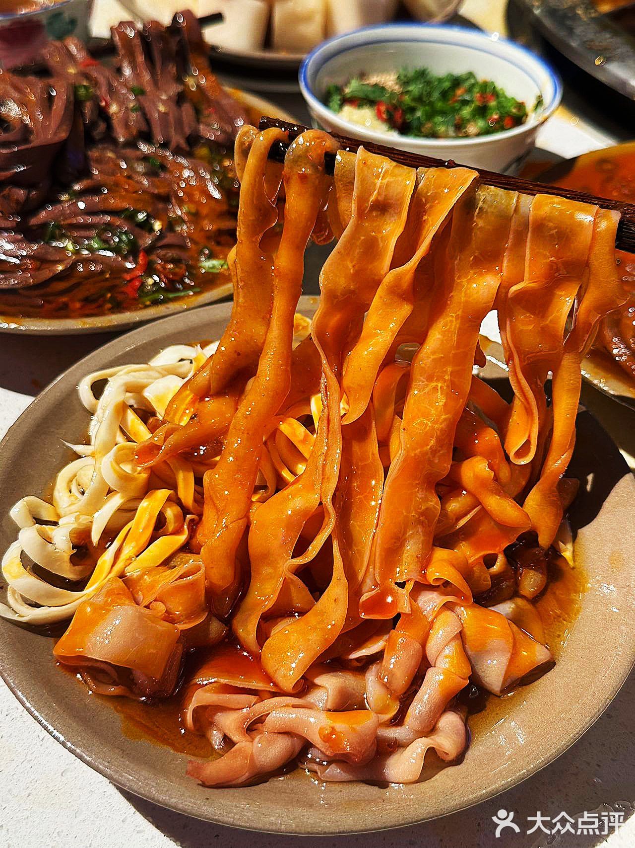 帝都美食探店 | 超正宗重庆火锅，没人能拒绝卤校长这口鸭血面
