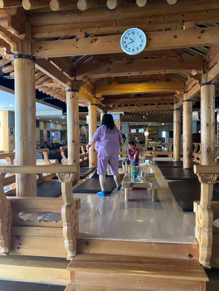 四季汤泉洗浴-"服务一般般 就相当于没啥服务…环境还可以.