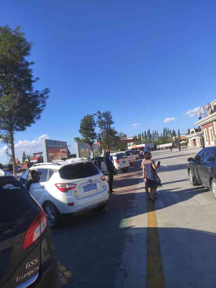 鸣沙服务区-停车场-"鸣沙服务区休息吃饭,餐厅不小,貌似厨师不.