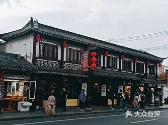 上海老街，作为现代化上海，还能保留着几十上百年的建筑