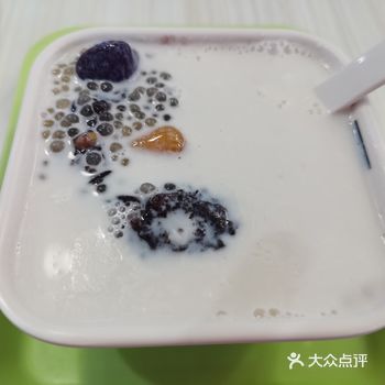 用勺子搅拌后看到有西米、彩色的芋圆