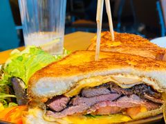 烤牛肉三明治配沙拉-The Diner X餐厅(青岛万象城店)