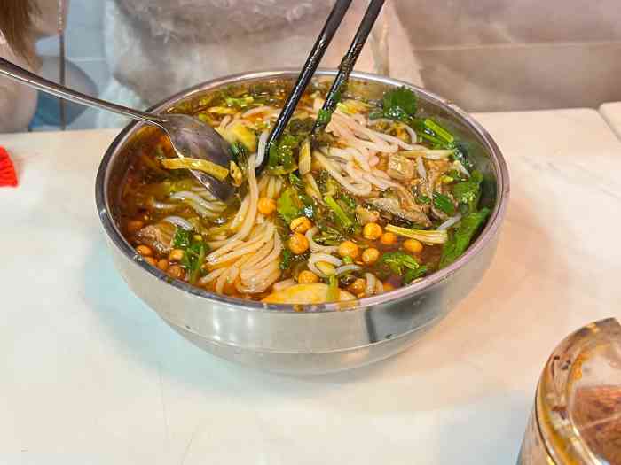 叼嘴巴儿重庆粉面(梅林店)-"[薄荷]环境:据说是网红店,但环境就和.