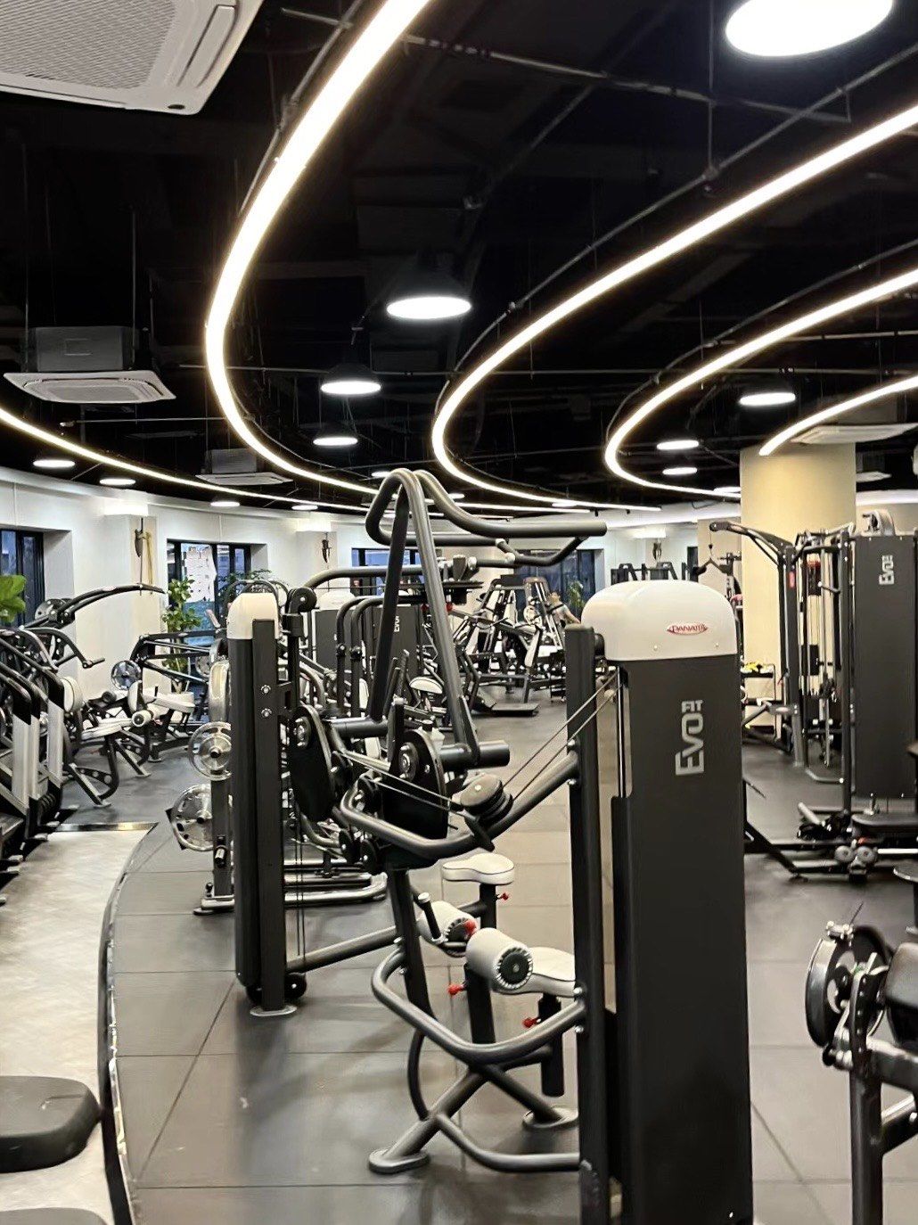 上海健身房力量区天花板全套panatta进口