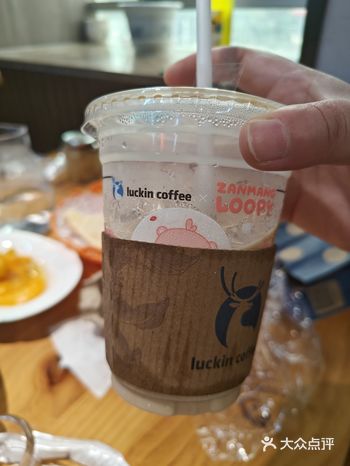 悠闲时刻，来杯Luckin Coffee