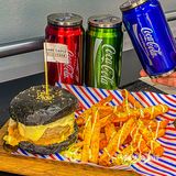 疯狂拉丝的芝士黑汉堡🍔这谁顶的住啊