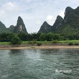 早上六点半就从酒店出发前往，但是来到江边，已经要排队了