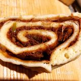 玉米面。牛肉馅一斤，加一勺生抽，半勺老抽，少许胡椒粉