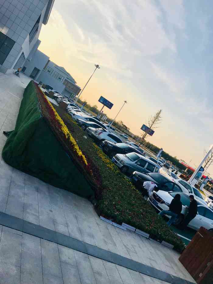 聊城服务区-停车场-"服务区又又又高大上了[囧][囧]美食城.