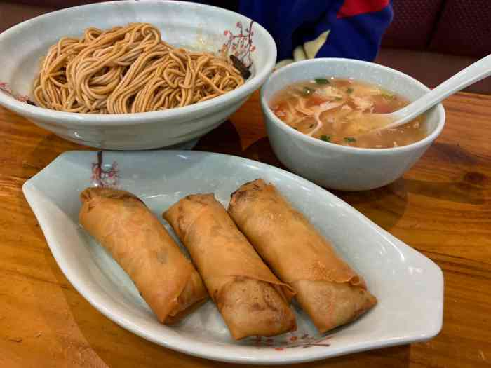 同茂兴面菜馆(春申店"第一次来这里,车子开过看到这家店就来试试.