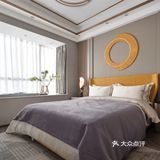 那一抹鲜亮的温暖橙，像是夕阳的黄昏护送我们回家