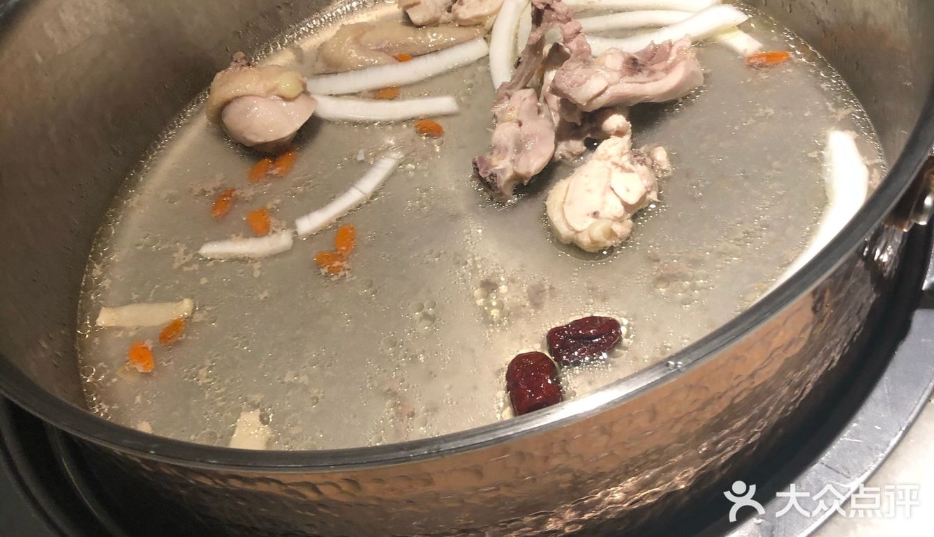 第一锅是甜汤，口味说实话吃不惯