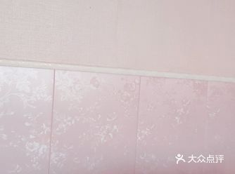 很生活气息，楼下有一家面馆，对面也有很多吃的