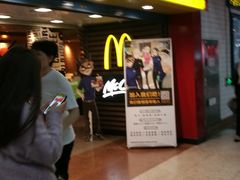 等位区-麦当劳(中山公园龙之梦店)