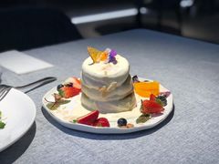 舒芙蕾松饼配时令水果及自制芝士-XUN Bistro西餐厅