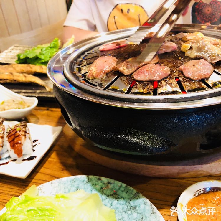 这家烤肉店，味道一般，菜品还是丰富