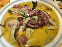 -帅巴人舅母子腊蹄民俗村