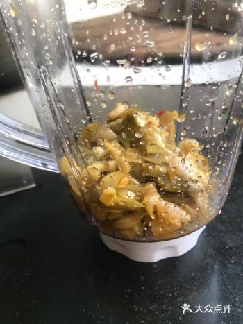 馅料材料比较多，猪肉荠菜的