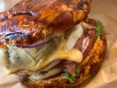 双蛋指椒牛肉汉堡-魏斯理汉堡(西安沣东吾悦店)