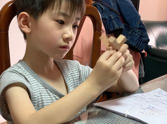 这次的数学课学的是华容道和鲁班锁，虽然是在家的线上课