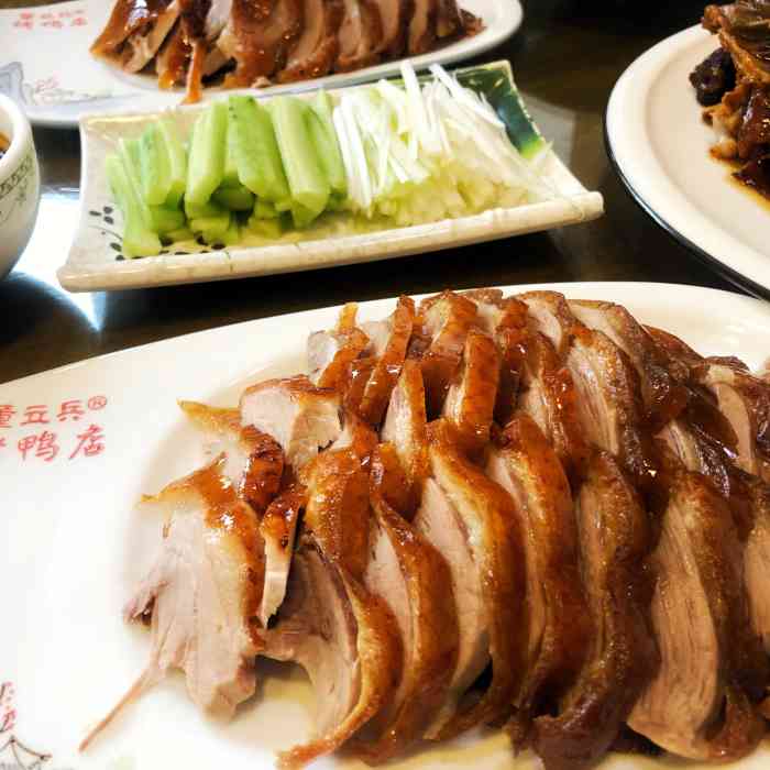 馋烤鸭了打包带走一套老济南的大名鼎鼎的董立兵烤鸭是挂炉烤鸭董立兵