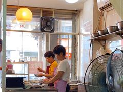 -松树干拌面店