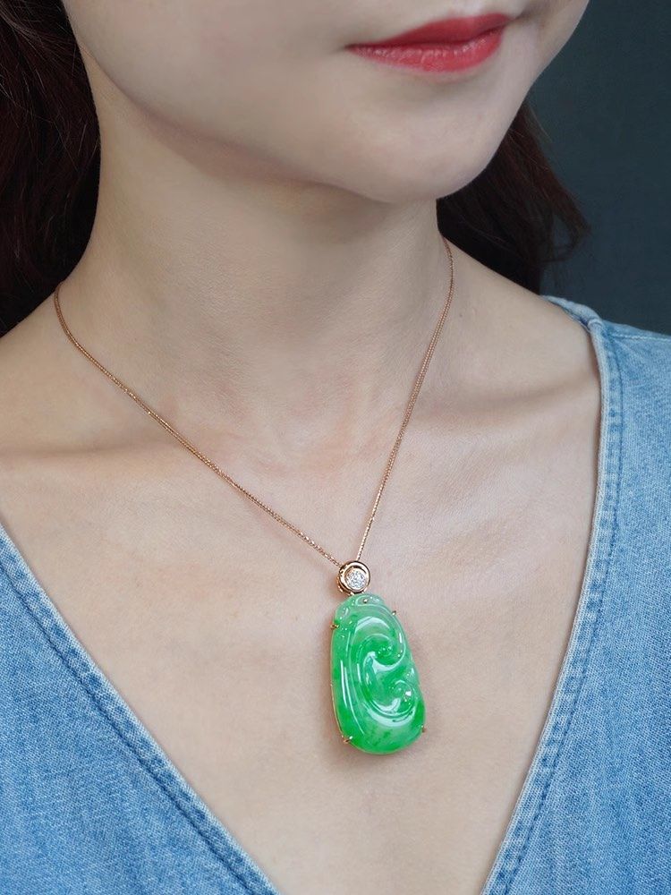 温润细腻的老坑冰糯种翡翠如意挂件,通体绿