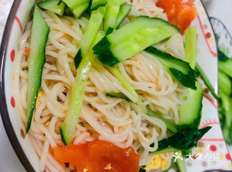 鸡蛋西红柿面～ 三个鸡蛋 两个西红柿 先将鸡蛋打碎