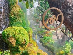 -Chom Cafe and Restaurant