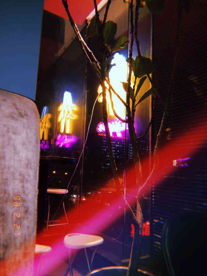 sugar酒吧(三里屯店)-"暖空间,亮橱窗,几处相思,对影两人.刚.