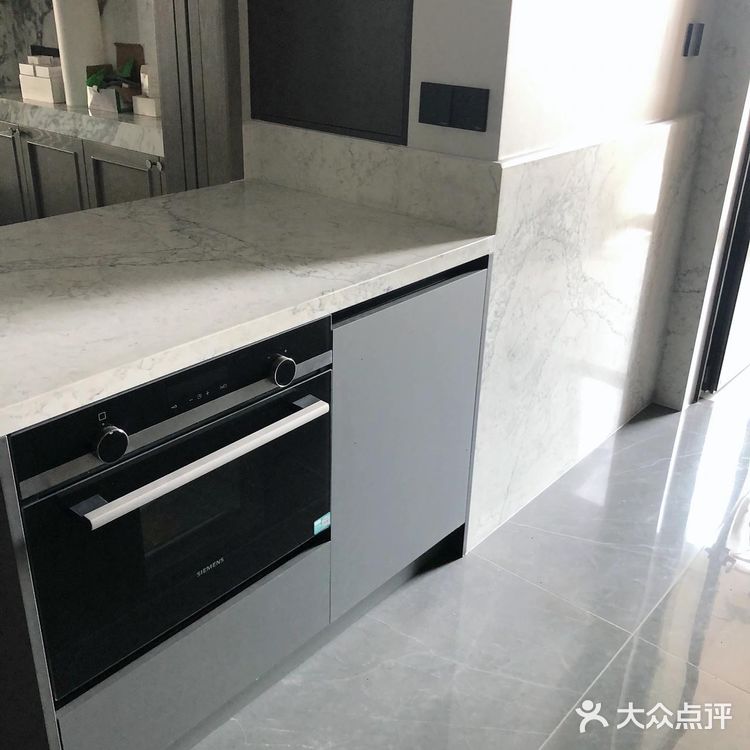 窗台、窗边也全部采用石英石上墙