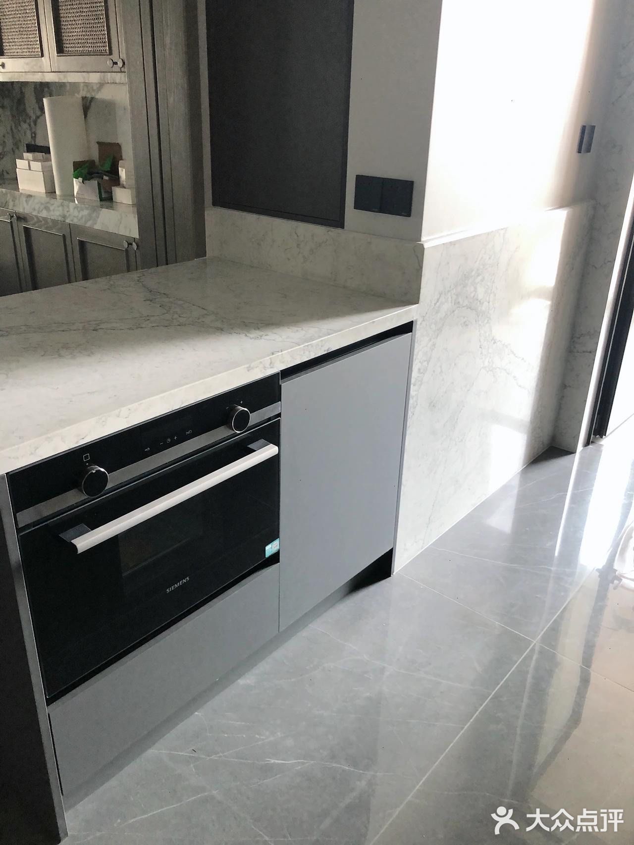 窗台、窗边也全部采用石英石上墙