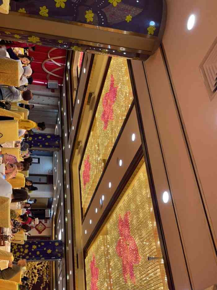 百合豪宴-"周末人比较多 环境有点吵闹 服务员服务不.