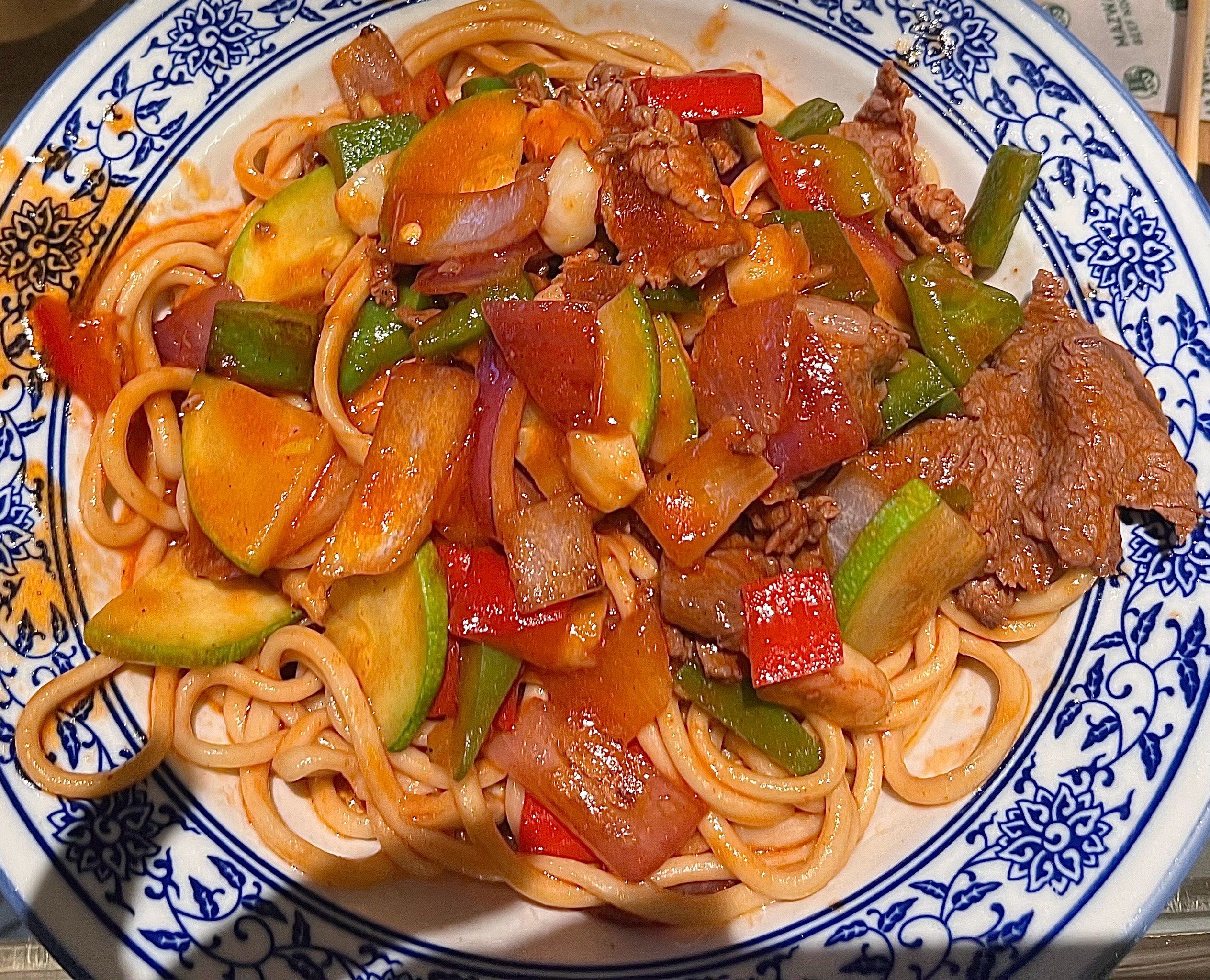 拉条子也是新疆的传统美食,也叫做新疆拌面