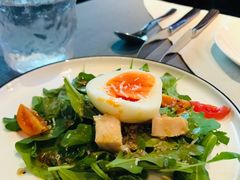 三色藜麦鸡肉溏心蛋沙拉-YUE·6·西式融合餐厅(外滩六号店)